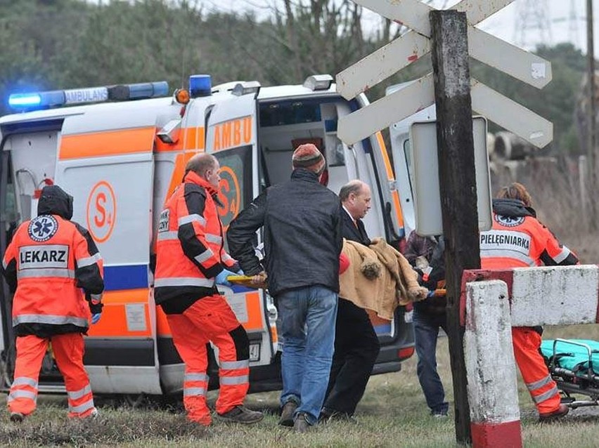 55-latka potrącona przez pociąg trafiła do szpitala.