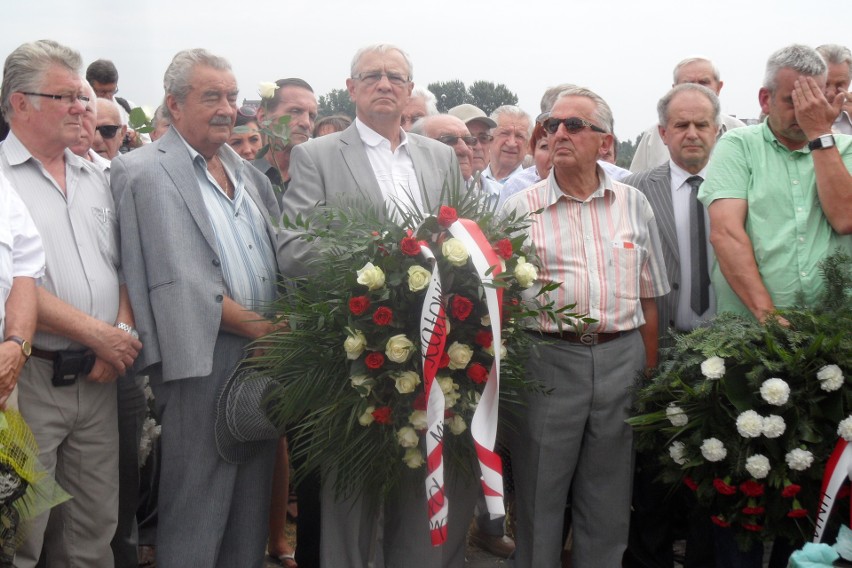 Co rok rocznica śmierci Edwarda Gierka gromadzi na cmentarzu...