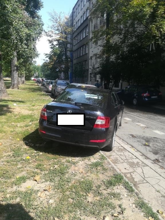 Kraków. "Mistrzowie" parkowania - po wakacjach jest ich więcej