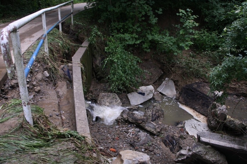 Powódź niosła wielkie spustoszenie, niszczyła drogi, mosty...