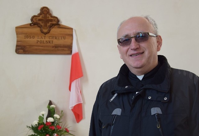 Proboszcz parafii pod wezwaniem Matki Bożej Nieustającej Pomocy w Końskich ksiądz Tomasz Janicki z duma pokazuje pamiątkowa tablicę w kościele.