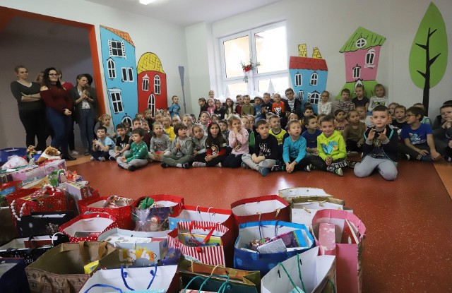 Dzieci z Publicznego Przedszkola numer 6 przygotowały prezenty dla podopiecznych Ośrodka Interwencji Kryzysowej.