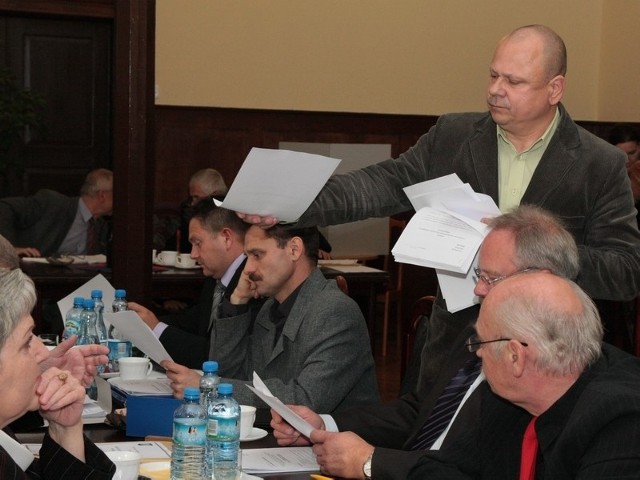 Wniosek zgłosił przewodniczący klubu radnych PO w radzie Jarosław Pilarczyk (stoi z prawej strony), który potem rozdał radnym projekty uchwał w tej sprawie.