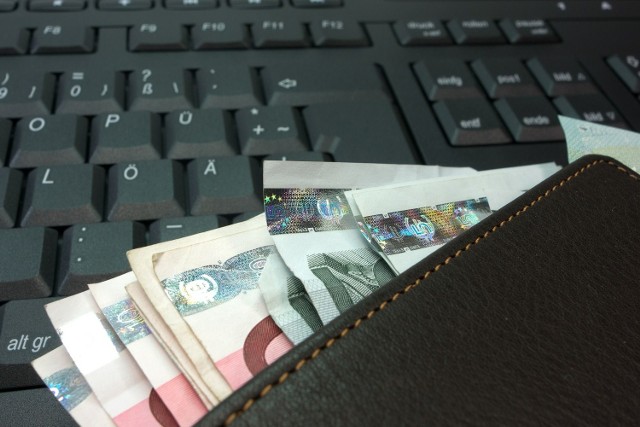 Białorusin chciał wymienić 317 tysięcy rubli. Ale zamiast 25 tysięcy euro dostał plik pociętych kartek okryty dwoma banknotami euro.