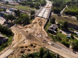 Budowa wiaduktu nad torami w Skarżysku - Kamiennej. Jak idą prace? Zobaczcie zdjęcia z drona