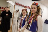 Kaszubscy kolędnicy odwiedzili redakcję "Głosu Pomorza". Świąteczne przedstawienie zaprezentowali uczniowie Szkoły Podstawowej nr 2