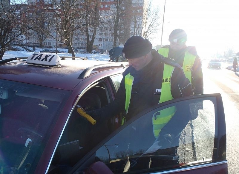 Policjanci zatrzymywali taksówki. Co drugi kierowca ukarany (zdjęcia)