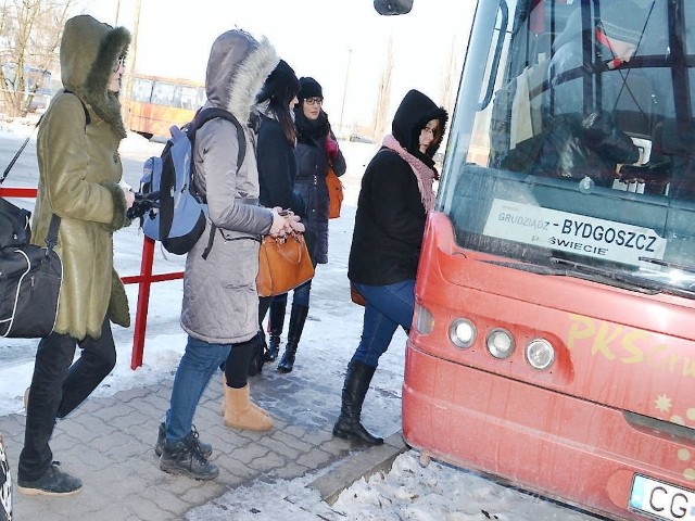 Policjanci zatrzymali autobus, który do Bydgoszczy wyjechał w piątek ok. godz 7. O godz. 13 pasażerów w tę samą trasę zabrał lepszy pojazd. Kierowca zapewnił: - Będzie ciepło!