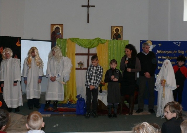 Uczniowie szkoły podstawowej numer 4 w Kielcach wystawili współczesną wersję jasełek.