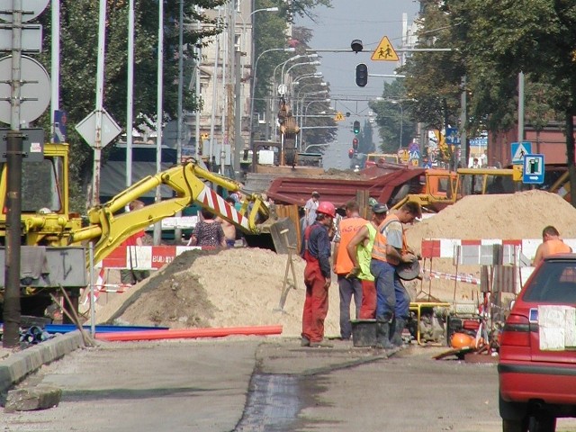 W tym roku zmodernizowano m.in. wodociąg pod ul. Sienkiewicza (zdjęcia z sierpnia br.).