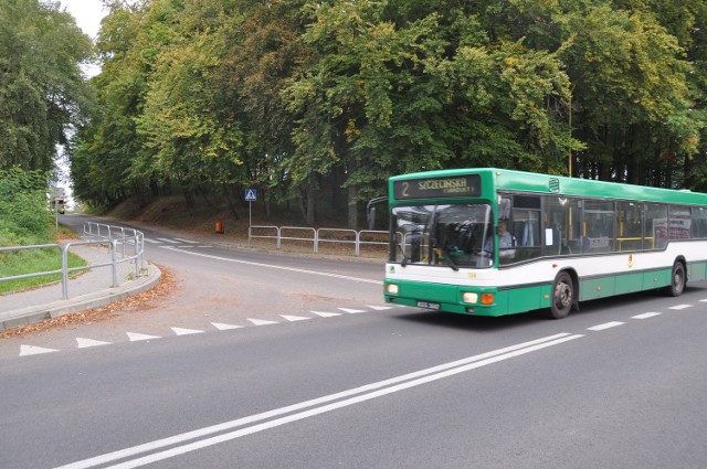 Skrzyżowanie drogi nr 20 (ulica Szczecińska) i Staszica, to naprawdę spore wyzwanie dla kierowców. Z tego powodu część autobusów miejskich nie wjeżdża na górę do Świątek.