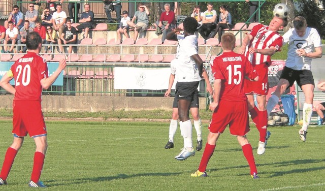  Kamil Kolanowski (drugi z prawej) jest jednym z nielicznych piłkarzy Zdroju, którzy grali w ostatnim meczu w Busku ze Spartą Kazimierza Wielka. Powtórzyć tamten wynik (2:0) będzie teraz bardzo trudno.