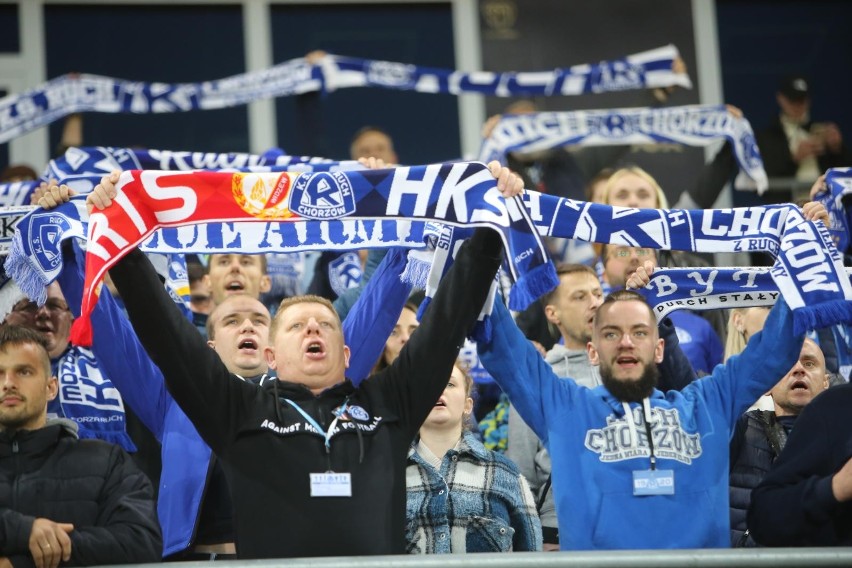 Fani Niebieskich głośno dopingowali swoich piłkarzy w meczu...