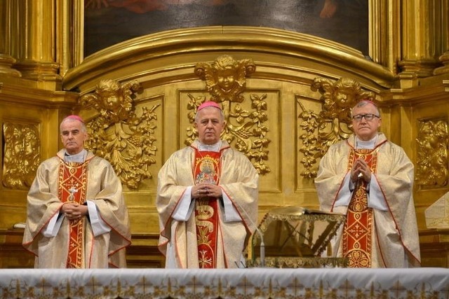 Mszę Świętą Pontyfikalną w Bazylice Katedralnej w Uroczystość Narodzenia Pańskiego o godzinie 11.00 będą celebrowali wszyscy księża biskupi z diecezji kieleckiej.