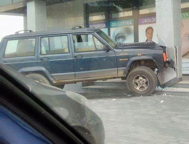 Prywatne auto wysoko postawionego funkcjonariusza Komendy Miejskiej Policji w Suwałkach, Adama M. staranowało filar jednego z budynków na os. Północ.