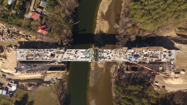 Jedną z największych inwestycji realizowanych przy budowie kujawsko-pomorskiego odcinka S5 jest most nad Brdą w okolicach Tryszczyna. Odcinek Aleksandrowo-Tryszczyn stanowić będzie jednocześnie część obwodnicy Bydgoszczy (do tej pory rolę północnego obejścia miasta pełni fragment drogi wojewódzkiej). Zaglądamy na plac budowy. Na zdjęciach udostępnionych przez GDDKiA widać spory postęp prac.Most będzie miał 228 metrów długości. W ostatnich tygodniach prowadzono, m.in., roboty związane ze zbrojeniem, szalowaniem i betonowaniem segmentów nawisowych. WIĘCEJ ZDJĘĆ NA NASTĘPNYCH STRONACH(sier: źródło: GDDKiA)