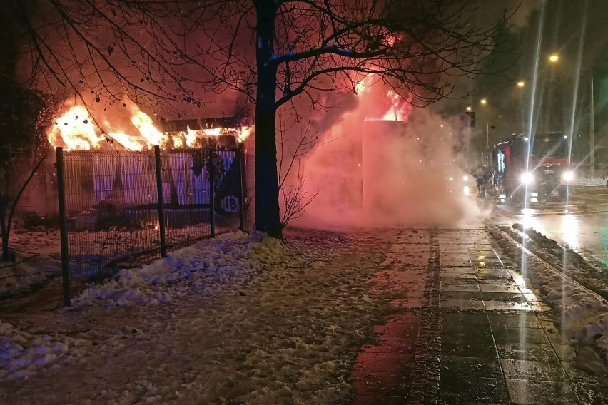 Pożar baraków przy ul. Pułaskiego. Na terenie należącym do dewelopera. Bezdomni ukrywali się tam przed mrozem