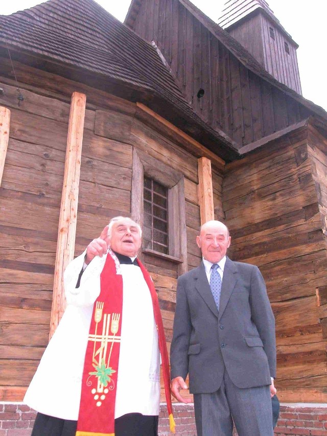 Proboszcz Jan Kurcoń dziękuje za pracę na rzecz świątyni Józefowi Maćkowowi.