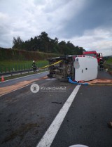 Kraków. Bus po uderzeniu w bariery energochłonne przewrócił się na prawy bok. Są utrudnienia w ruchu [ZDJĘCIA]