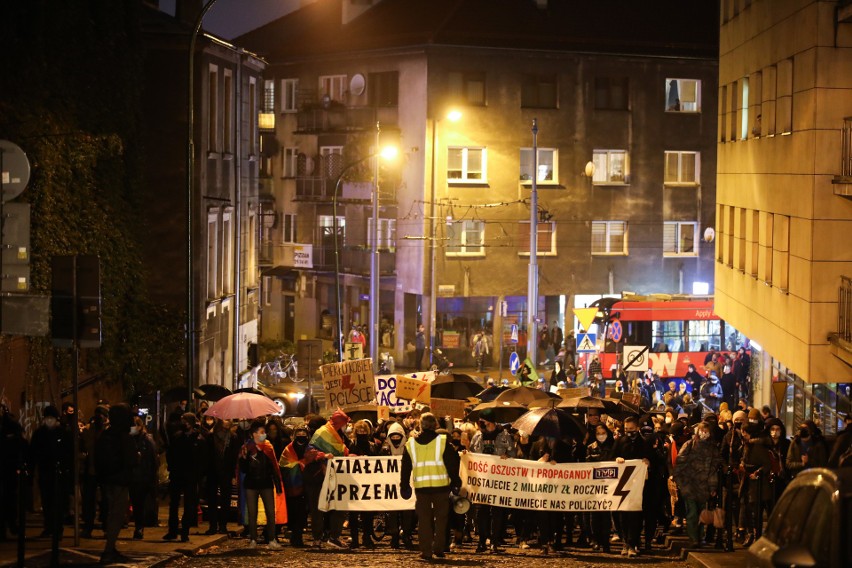 Strajk Kobiet w Krakowie. Demonstranci poszli pod siedzibę...