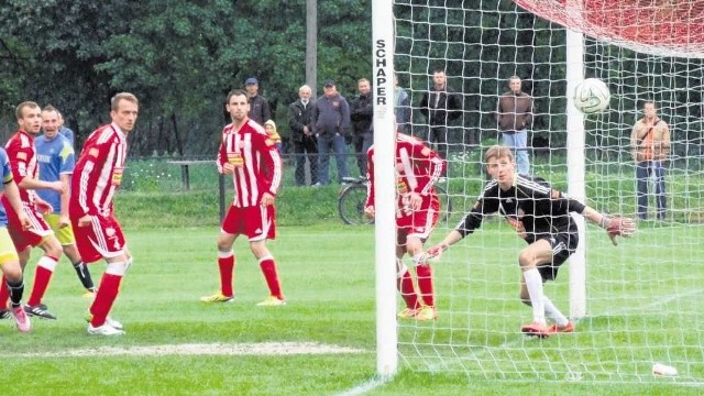 Marcin Koper, choć  kilka razy ratował Sołę, na koniec mógł  tylko wzrokiem odprowadzić piłkę do siatki