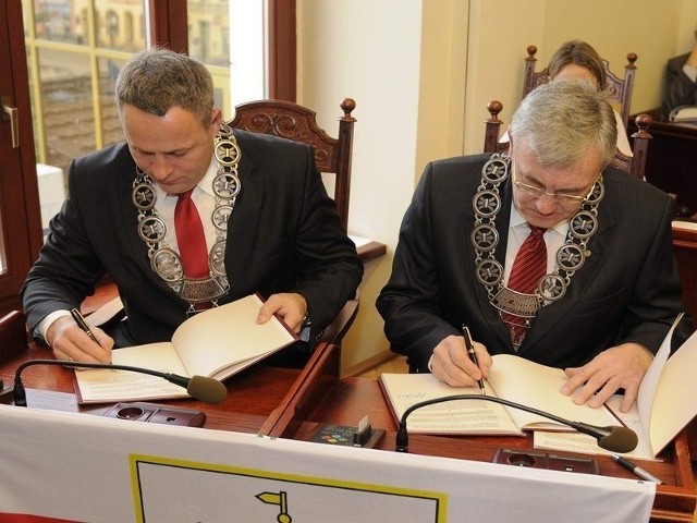 Prezydent Rafał Bruski i Roman Jasiakiewicz podpisują Bydgoski Pa