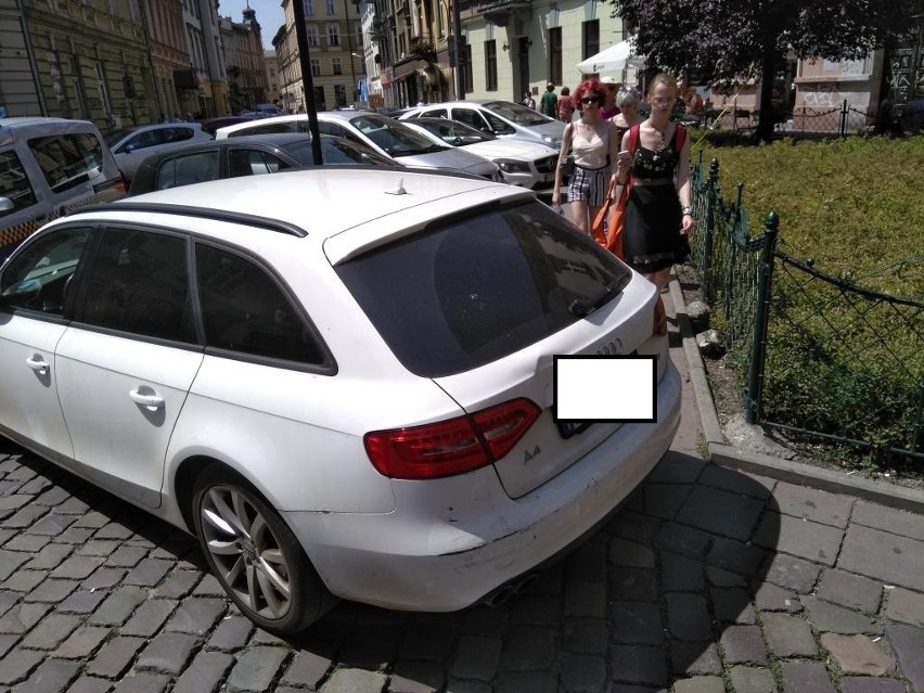 Kraków. "Mistrzowie parkowania" nie próżnują w wakacje
