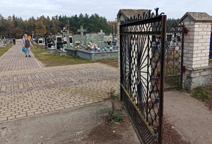 Cmentarz w Nowej Wsi (gm. Olszewo-Borki) przed Dniem Wszystkich Świętych 2021. Zdjęcia nekropolii