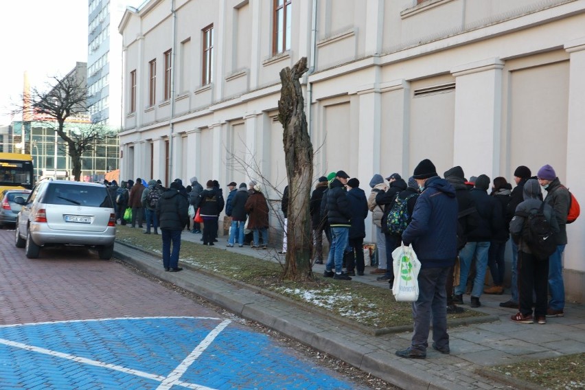 Z niedzielnej "Zupy na Pietrynie" korzysta ok. 300 osób w...