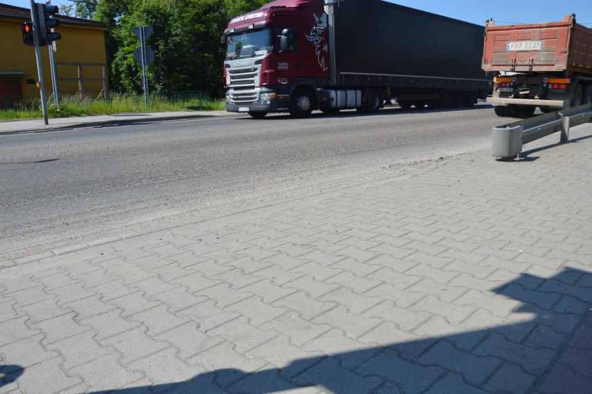 Jadowniki-Brzesko. Zrywają asfalt, bo nie był szorstki 