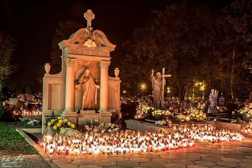 Tak wygląda cmentarz w Kluczborku w blasku zniczy....