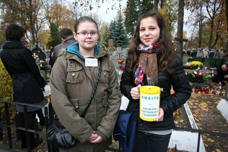 Kasia Kaźmierska i Ola Stępniewska kwestowały na cmentarzu...