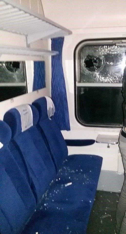 Czytelnik przesłał nam zdjęcie z pociągu, który ktoś obrzucił kamieniami w okolicach Aleksandrowa Kujawskiego.