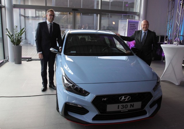 We wtorek, 10 października, odbyło się oficjalne otwarcie salonu Hyundai M. i R. Prasek przy ulicy Kozienickiej w Radomiu. Z lewej Robert Prasek, właściciel salonu, z prawej Leszek Płonka, dyrektor zarządzający Hyundai Motor Poland.