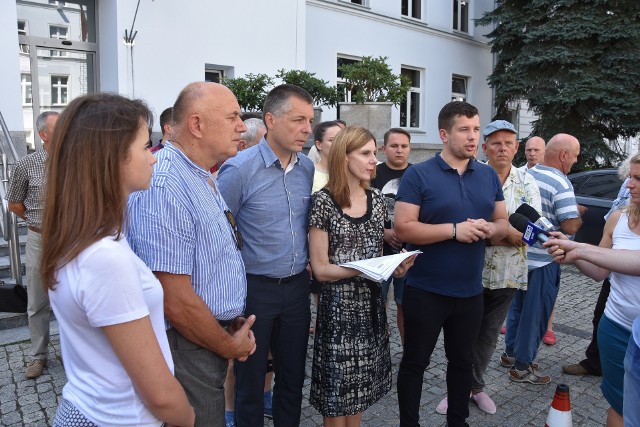 Mieszkańcy ulicy Beskidzkiej protestowali z radnymi na dziedzińcu Urzędu Miasta Łodzi. Sprzeciwili się planom budowy wysypiska odpadów przy Beskidzkiej.