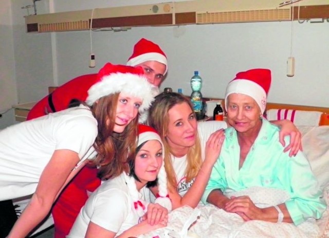 Mikołaje odwiedzili także Janinę Wyrwas, pacjentkę oddziału onkologii, która na święta na szczęście zostanie wypisana do domu.