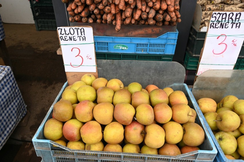 Ceny owoców i warzyw na bazarach w Kielcach w piątek, 15 grudnia. Po ile były mandarynki, pomarańcze i kiszona kapusta? Zobacz zdjęcia
