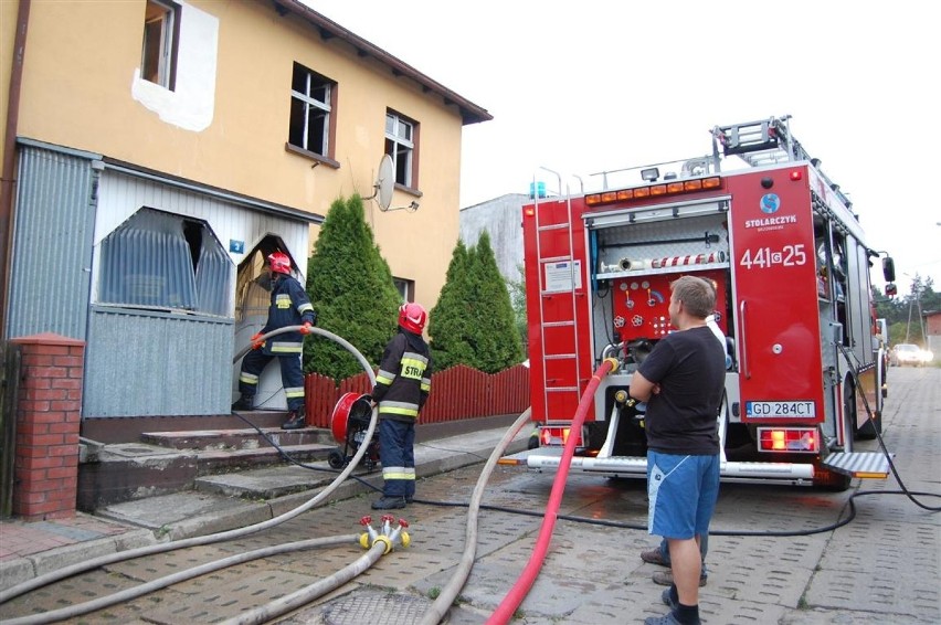 Pożar w domu w Kartuzach. Do szpitala trafiła starsza kobieta i jej wnuk [ZDJĘCIA]