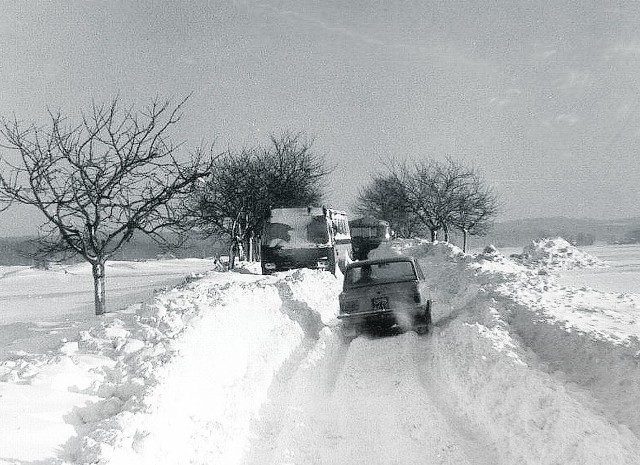 Tak wyglądała w styczniu 1979 r. droga w rejonie Góry św. Anny. Auta grzęzły w zaspach.