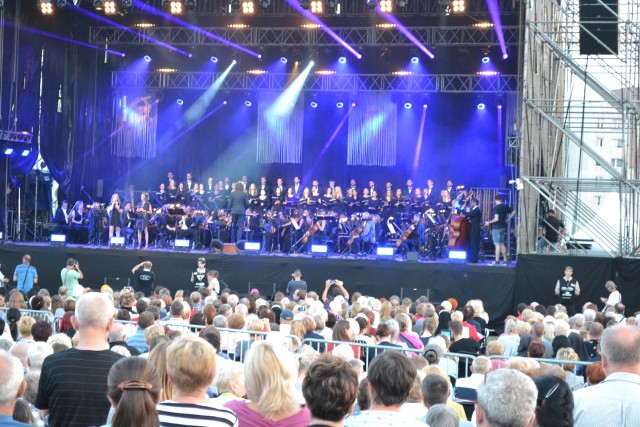 Piotr Rubik, jego orkiestra, chór i soliści zaprezentowali się publiczności w sobotni wieczór na Placu Papieskim w Sosnowcu-Klimontowie. Koncert zorganizowano z okazji setnej rocznicy odzyskania przez Polskę niepodległości. Obejrzało go i wysłuchało kilka tysięcy ludzi