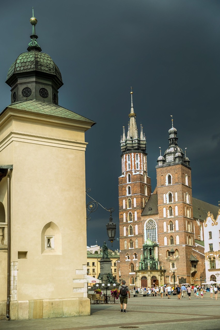 Kraków przed burzą, zobacz jak wyglądał w piątek Rynek przed nawałnicą [GALERIA]