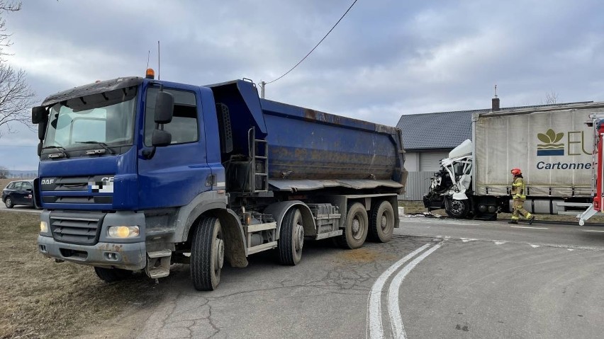 Stara Łomża przy Szosie. Wypadek dwóch ciężarówek na DK 63. Utrudnienia w ruchu [ZDJĘCIA]