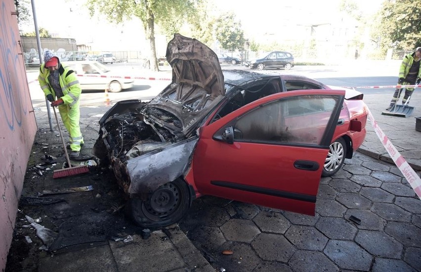 Wypadek na ul. Żeromskiego [zdjęcia] Auto zapaliło się po uderzeniu w budynek