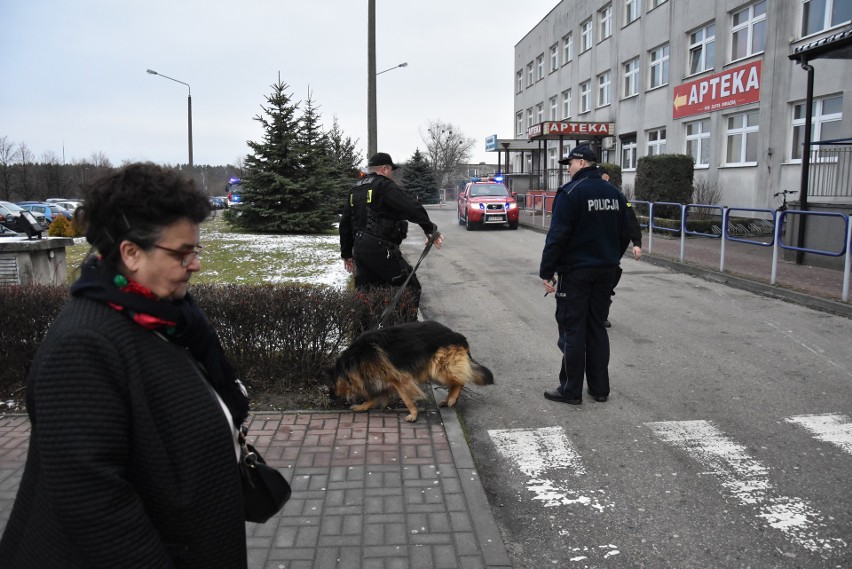 Chrzanów. Policjanci z psem szukali bomby. Pacjenci czekali przed szpitalem [ZDJĘCIA]