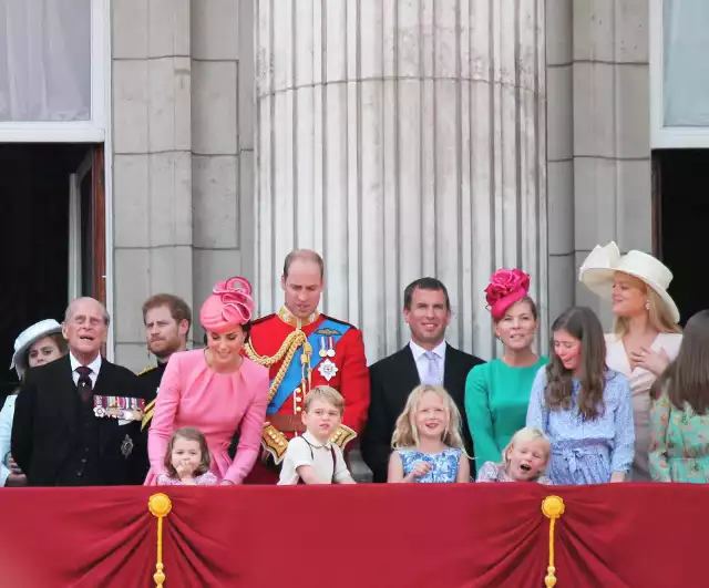 Rodzina królewska zawsze musi być widoczna z daleka, to wyjaśnia jaskrawość ich strojów podczas oficjalnych uroczystości.