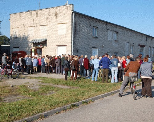 Kolejka po żywność przed magazynem w dawnej kotłowni przy ulicy Armii Krajowej 81.  