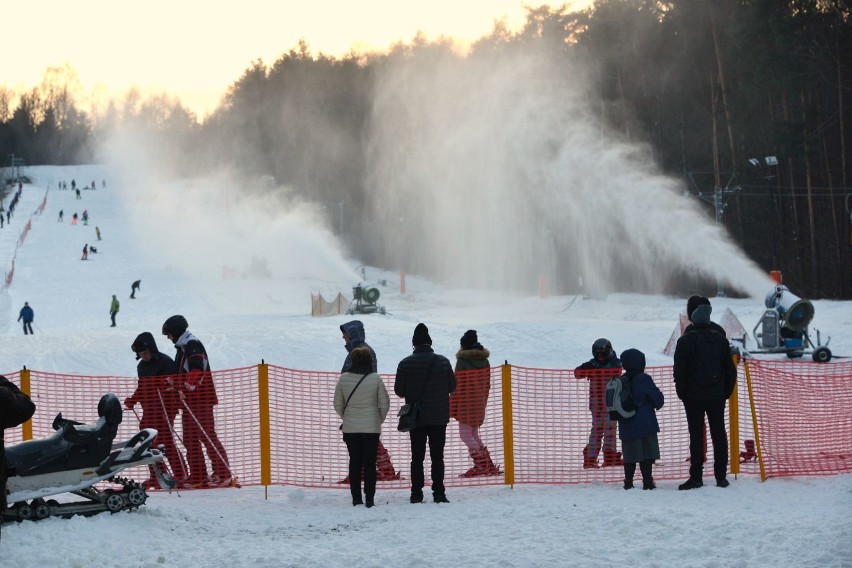 W Kielcach można już jeździć na nartach. Ruszył ośrodek narciarski „Stadion” 