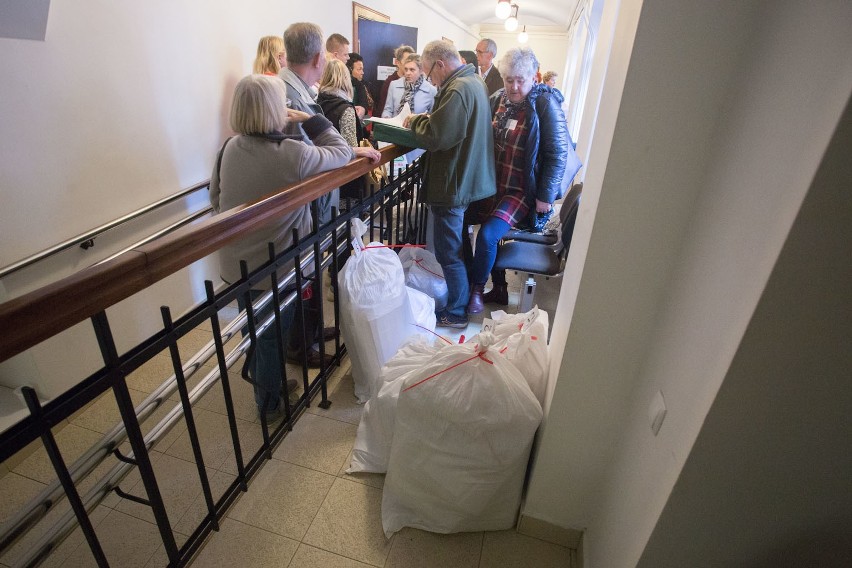 Wybory samorządowe 2018. Skandal wyborczy w Słupsku. Porzucono worki z głosami