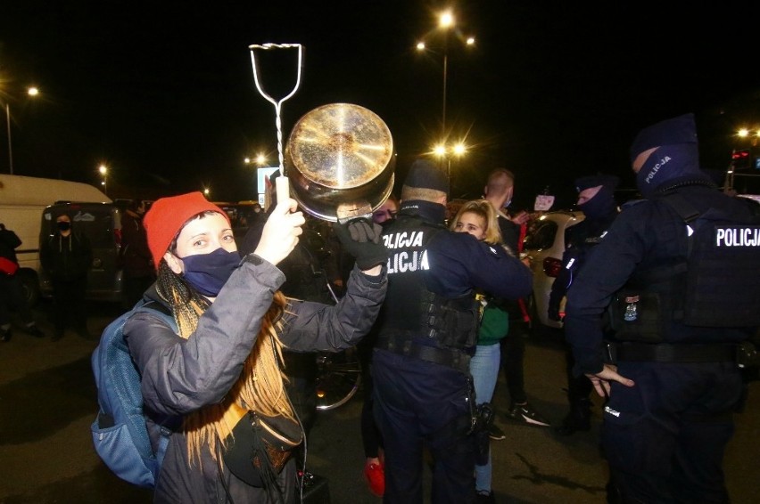 Około godziny 19 piesi protestujący doszli pod siedzibę PiS