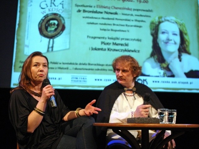 Elżbieta Cherezińska i dr Bronisław Nowak podczas wieczoru autorskiego w Rondzie.